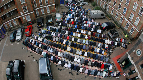 Muslims attend Friday prayers at mosque in east London © Stefan Wermuth