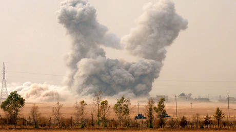 Smoke rises after an U.S. airstrike, while the Iraqi army pushes into Topzawa village during the operation against Islamic State militants near Bashiqa, near Mosul, Iraq October 24, 2016. © Ahmed Jadallah
