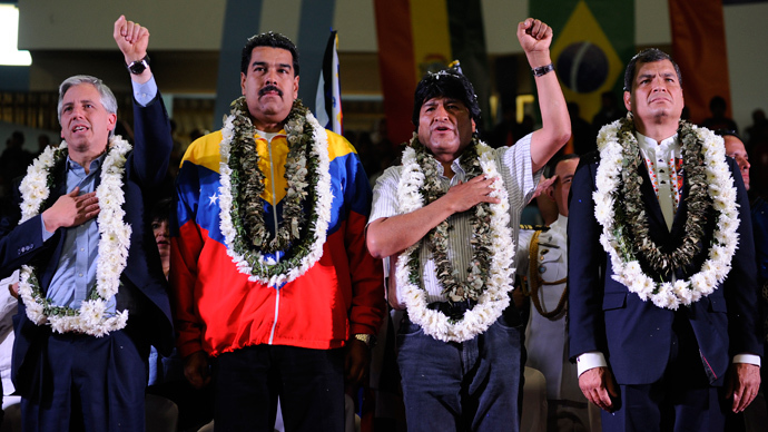 (L-R) Bolivia's Vice-President Alvaro Garcia Linera, Venezuela's President Nicolas Maduro, Bolivia's President Evo Morales (L) and Ecuador's President Rafael Correa listen to the Bolivian national anthem during a welcoming gathering in honour of Morales, in Cochabamba, on July 4, 2013 (AFP Photo / Jorge Bernal) 