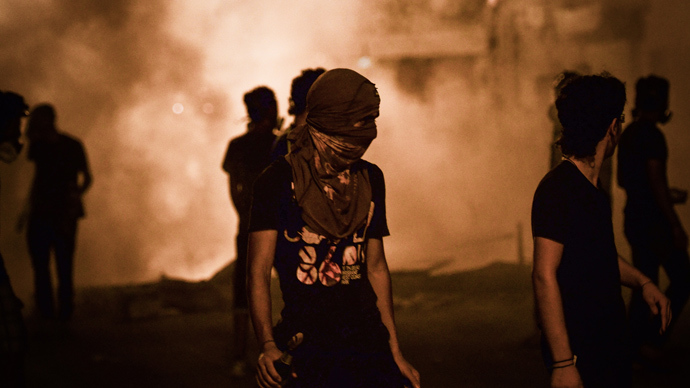 A Bahraini protestor holds a Molotov cocktail during clashes with riot police following a protest to demand more rights and against the ruling regime in the village of Diraz, West of Manama, July 19, 2013. (AFP Photo)