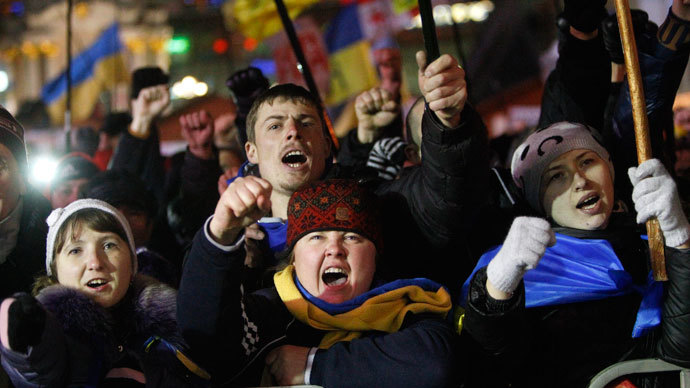 Ihmisistä, jotka tukevat EU: n yhdentymistä osallistua rallissa Independence Square Kiovassa 04 joulukuu 2013. (Reuters / Vasily Fedosenko)