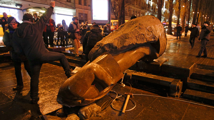 People surround a statue of Soviet state founder Vladimir Lenin, which was toppled by protesters during a rally organized by supporters of EU integration in Kiev, December 8, 2013. (Reuters / Stoyan Nenov)
