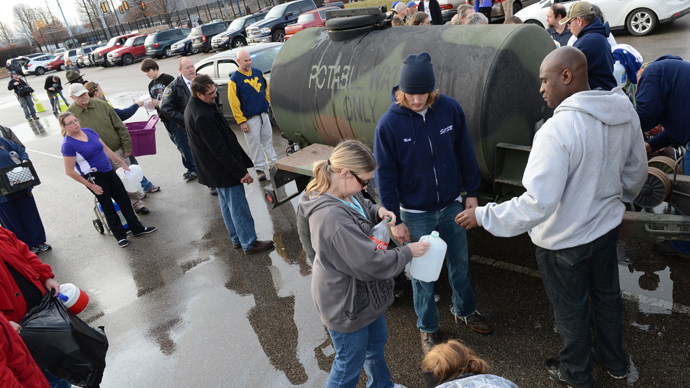 West Virginia American Water customers line up for water at the Gestamp Plant after waiting hours for a water truck, only to have it empited in about 20 minutes on January 10, 2014 in South Charleston, West Virginia. (Tom Hindman / Getty Images / AFP) 
