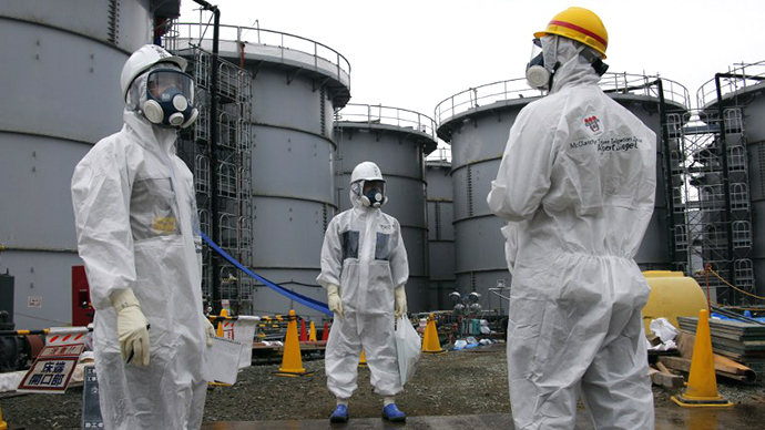 (Tepco) oficial A Tokyo Electric Power Corp 's está em área de tanque H4, na usina nuclear de Fukushima Dai-ichi, em Okuma, Prefeitura de Fukushima, Japão (AFP Photo / KIMIMASA Mayama)