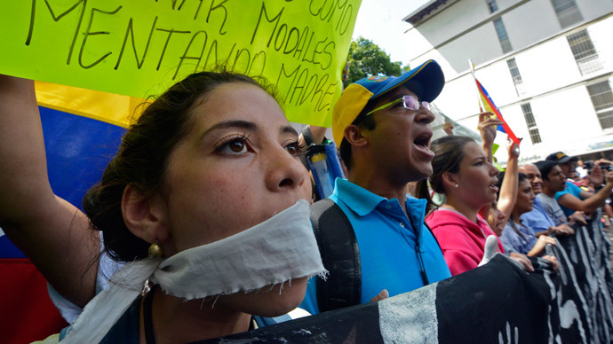 Opiskelijat osallistuvat hallituksen vastaisia ​​protestin Caracasissa 17. helmikuuta 2014.  (AFP Photo / Juan Barreto)