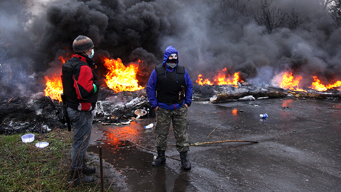Anti-Maidan protesters burn tires as they prepare for battle with Ukrainian special forces on the outskirts of the eastern Ukrainian city of Slavyansk on April 13, 2014. (AFP Photo / Anatoliy Stepanov)