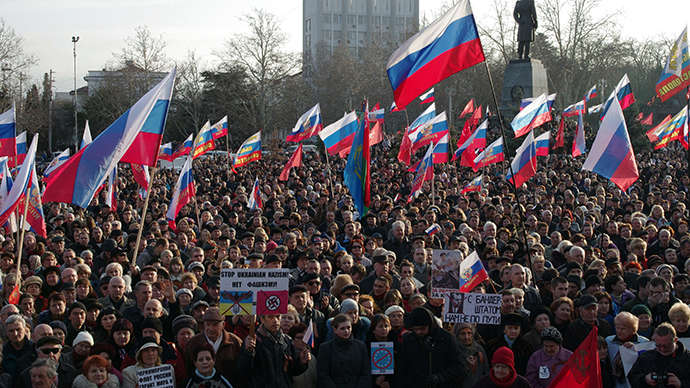 Ihmiset aalto Venäjän lippujen kun he protestoivat keskellä eteläisen Ukrainan kaupunki Sevastopol, tärkein perusta Venäjän Mustanmeren laivaston, 23. helmikuuta 2014 (AFP Photo / Vasily Batanov)