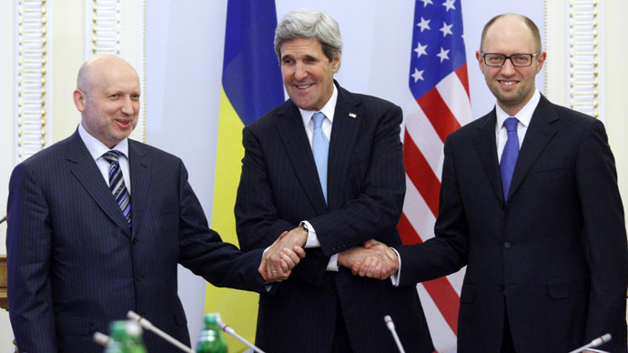 Yhdysvaltain ulkoministeri John Kerry (C), Oleksandr Turchynov, parlamentin puhemies ja Ukrainan väliaikaisena johtajana (L) ja Ukrainan pääministeri Arseni Yatsenyuk kätellä, että puhuessaan Kiovassa 4. maaliskuuta 2014.  (AFP Photo / Yury Kirnichny)