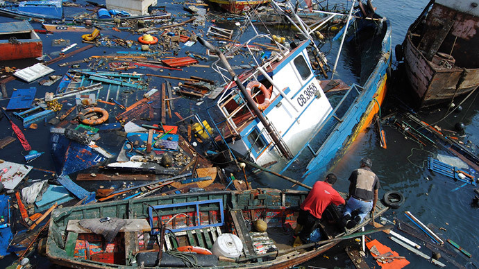 Fishermen try to salvage their boats in the aftermath of an earthquake and tsunami that hit the northern port of Iquique, April 2, 2014. (Reuters / Francisco Alcayaga Motta) 