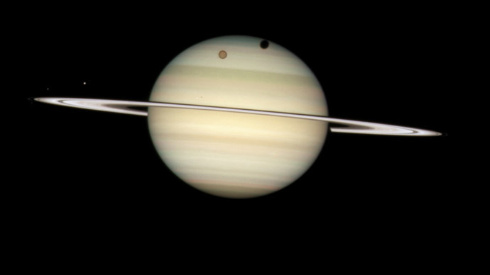 Uma imagem de quatro luas de Saturno passando em frente de seu planeta-mãe no visto esta imagem feita pelo Telescópio Espacial da NASA Hubble 24 de fevereiro de 2009 e lançado pela NASA 17 março, 2009. (Reuters / NASA)