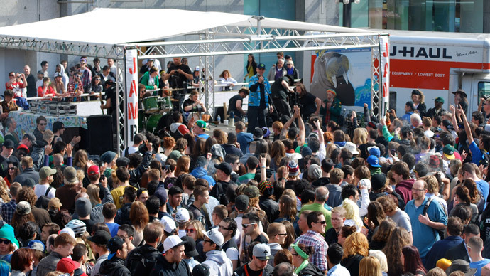 Marijuana users and activists light up at 4:20 p.m. local time April 20, 2012 in during a massive pot extravaganza outside the Vancouver Art Gallery in Vancouver, Canada.(AFP Photo / Deborah Jones)