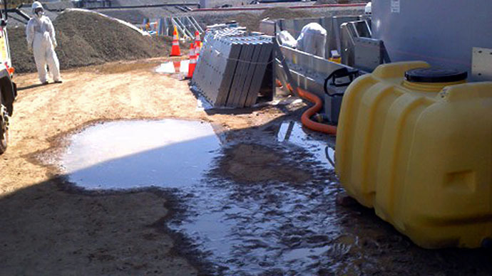 This handout picture taken by Tokyo Electric Power Co. (TEPCO) on April 13, 2014 shows leakage of radioactive water from a plastic tank (yellow) at TEPCO's Fukushima Dai-ichi nuclear power plant at Okuma in Fukushima prefecture. (AFP Photo)