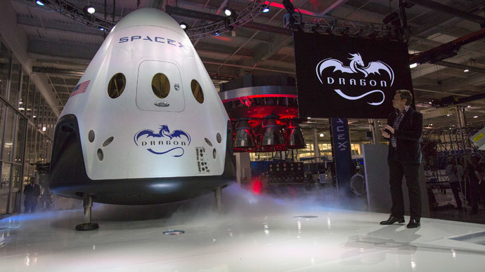 SpaceX CEO Elon Musk (R) unveils the Dragon V2 spacecraft in Hawthorne, California May 29, 2014. (Reuters / Mario Anzuoni)