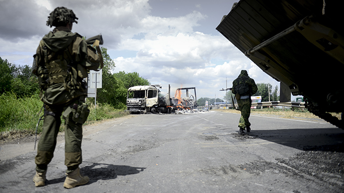 Militia men of the Lugansk People's Republic on the outskirts of Lugansk after the artillery shelling of the village of Metallist (RIA Novosti / Valery Melnikov)