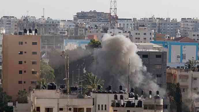 Smoke rises following what witnesses said was an Israeli air strike on a house, which took place after the end of a five-hour humanitarian ceasefire, in Gaza City July 17, 2014 (Reuters / Saleh Salem)