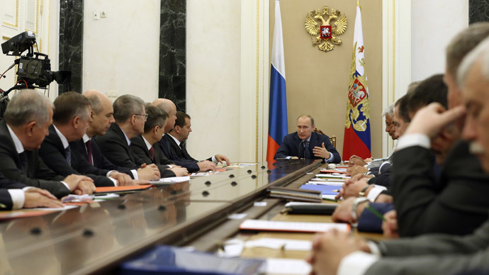 Presidente Vladimir Putin (centro) realizar uma reunião com os membros permanentes do Conselho de Segurança da Rússia, 22 de julho de 2014. (RIA Novosti / Ekaterina Shtukina)