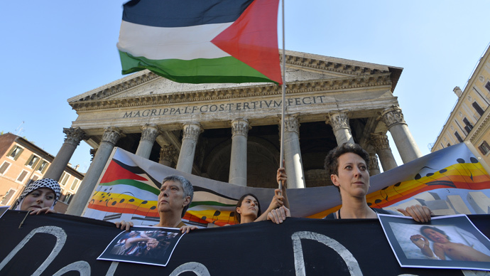 People hold a banner in solidarity with Palestinian people during a protest at the Pantheon in Rome. (AFP Photo / Andreas Solaro) 