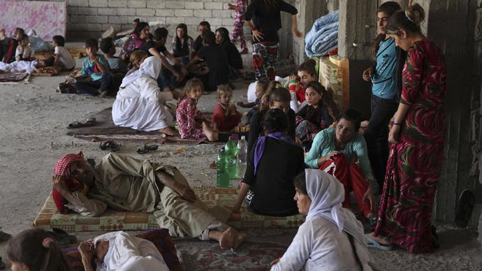 Displaced families from the minority Yazidi sect, fleeing the violence in the Iraqi town of Sinjar west of Mosul (Reuters / Ari Jalal)