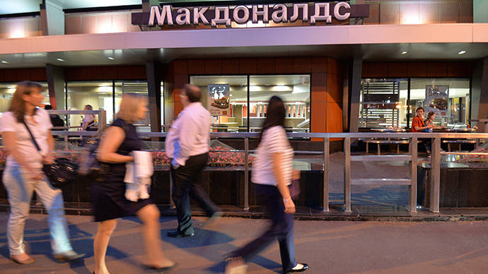 People walk past a closed McDonald's restaurant in Moscow, August 20, 2014 (Reuters / Tatyana Makeyeva)