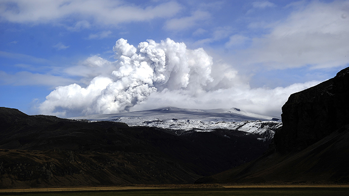 ARCHIVE PHOTO: Smoke and ash bellow from Eyjafjallajokull volcano as it is seen from Asolfsskali, Iceland, on April 23, 2010 (AFP Photo / Emmanuel Dunand)