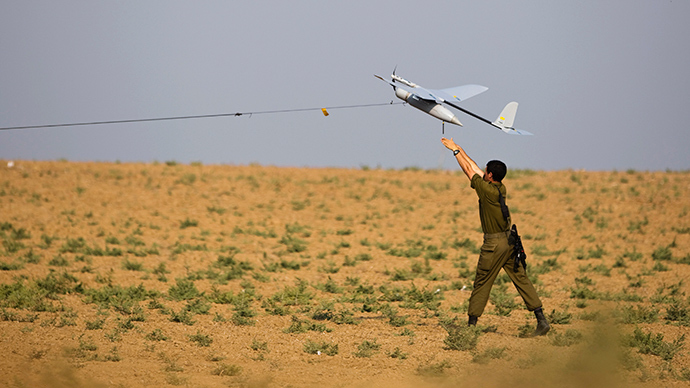 An Israeli soldier launches a drone outside the Gaza Strip July 22, 2014 (Reuters / Amir Cohen)