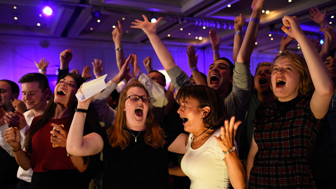 Supporters from the "No" Campaign react to a declaration in their favour, at the Better Together Campaign headquarters in Glasgow, Scotland September 19, 2014. (Reuters / Dylan Martinez)