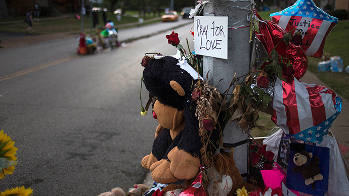 A makeshift memorial is seen near the site where unarmed teen Michael Brown was shot dead in Ferguson, Missouri (Reuters / Adrees Latif)
