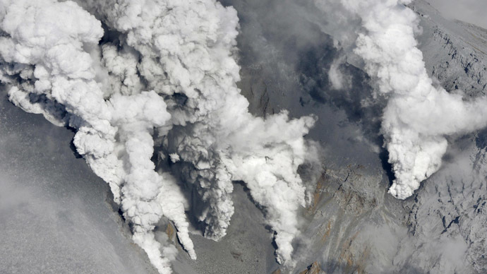 Smoke rises from Mount Ontake, which straddles Nagano and Gifu prefectures September 27, 2014. (Reuters/Kyodo)