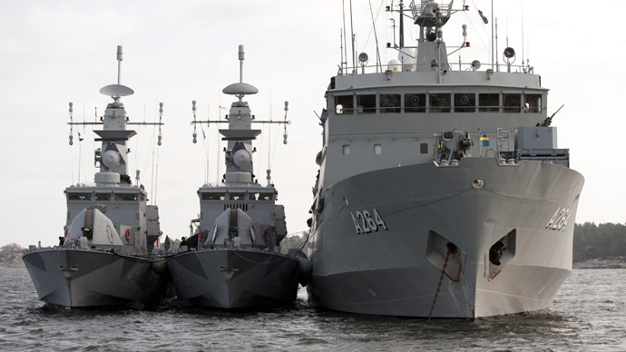 (L-R) Corvettes HMS Stockholm and HMS Malmo and support vessel HMS Trosso are seen off the Karlskrona naval base in southern Sweden (Reuters / Paul Madej / Scanpix)
