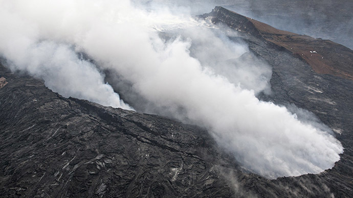 Smoke rises from the  Pu'u O'o vent on the Kilauea Volcano October 29, 2014 on the Big Island of Hawaii. (Reuters/Marco Garcia)