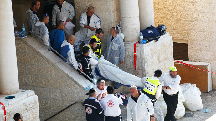 Israeli emergency personnel carry the body of a victim from the scene of an attack at a Jerusalem synagogue November 18, 2014.(Reuters / Ronen Zvulun)