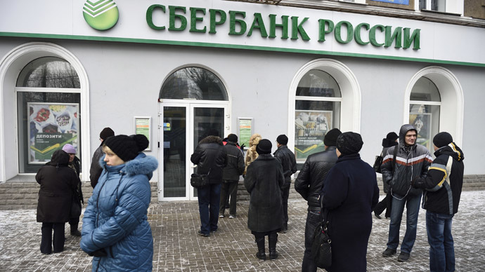 People wait in front of a closed bank on November 26, 2014 in the eastern Ukrainian city of Donetsk. (AFP Photo/Eric Feferberg)