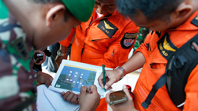 Indonesian military pilots look at a flight plan before setting out for a search mission for AirAsia's Flight QZ8501 in Pangkal Pinang, Bangka island December 30, 2014 (Reuters / Darren Whiteside)