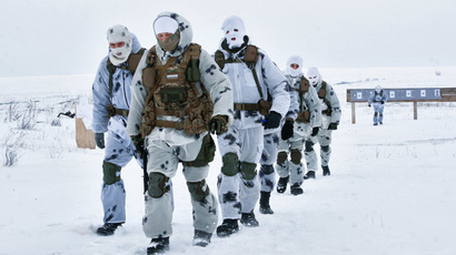 Servicemen of the Central Military District peace-keeping sniper unit during special tactical training in Roshchinsky, Samara Region. (RIA Novosti/Yuri Streletc)