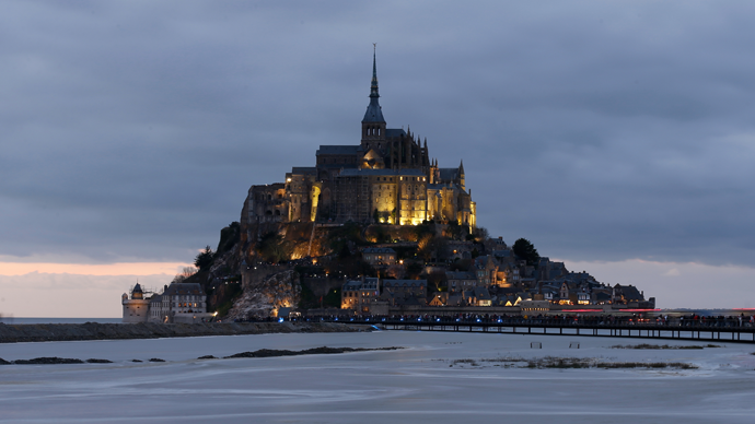 The incoming high tide surrounds the Mont Saint-Michel 11th century abbey off France's Normandy coast March 21, 2015. (Reuters / Pascal Rossignol)