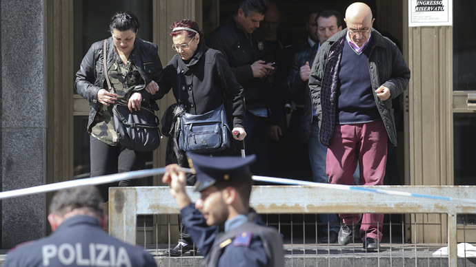 People are evacuated from the tribunal of Milan April 9, 2015. (Reuters/Stefano Rellandini)