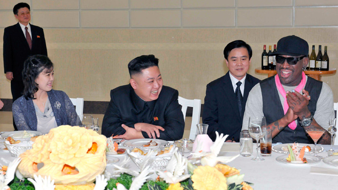North Korean leader Kim Jong-Un (C), his wife Ri Sol-Ju (L) and former NBA basketball player Dennis Rodman (R) talk in Pyongyang on March 1, 2013 (Reuters / KCNA)