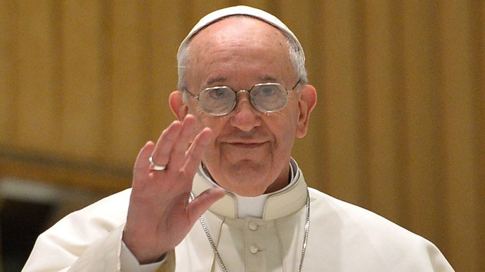 Pope Francis arrives for a private audience to members of the media on March 16, 2013 at the Paul VI hall at the Vatican. (AFP Photo / Alberto Pizzoli)