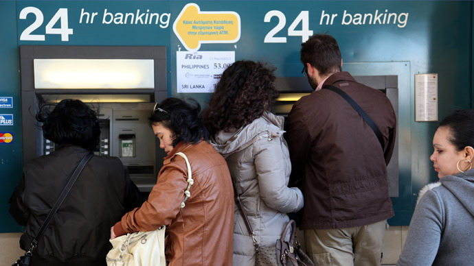 People withdraw money from a cash-point machine in the Cypriot capital Nicosia on March 17, 2013. (AFP Photo)
