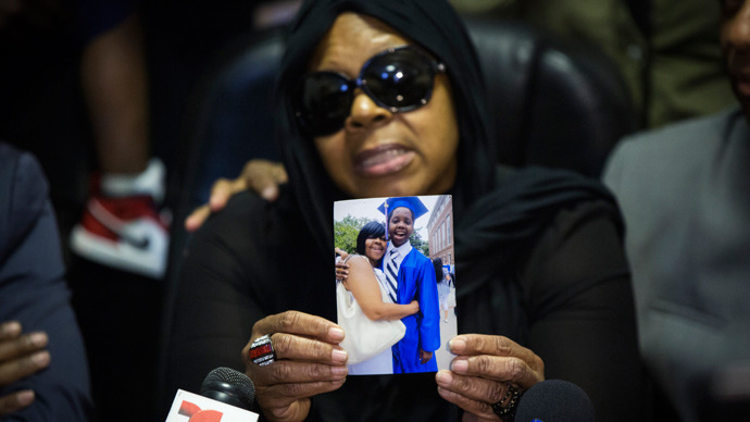Carol Gray shows a photograph of her late son Kimani Gray, who was killed in a New York Police Department shooting, during a news conference in the Brooklyn borough of New York, March 14, 2013 (Reuters / Lucas Jackson)