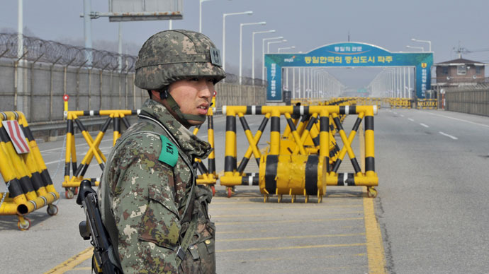 A South Korean soldier stands on a road linked to North Korea at a military check point in Paju near the demilitarized zone (DMZ) dividing the two Koreas on April 3, 2013.(AFP Photo / Jung Yeon-Je)