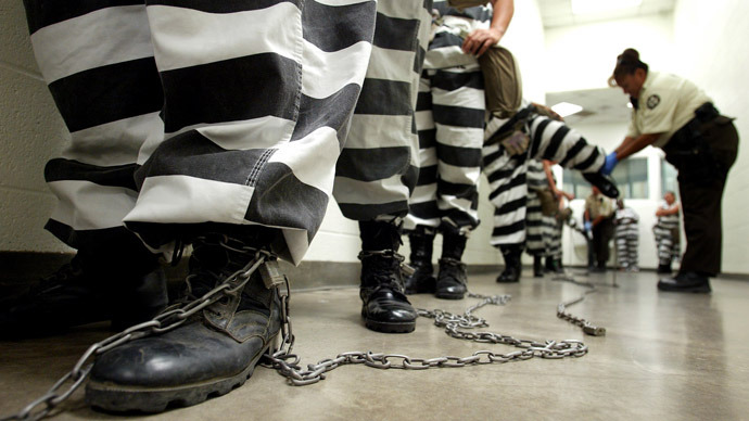 Maricopa County female inmates are padlocked by the ankle for chain gang
duty in Phoenix, Arizona October 21, 2003. (Reuters/Shannon Stapleton)