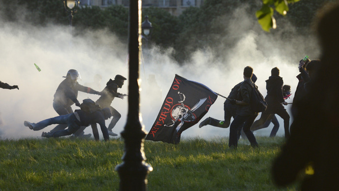 Policemen (L) arrest protesters on May 26, 2013 in Paris on the sidelines of demonstrations against a gay marriage law (AFP Photo / Fred Defour)