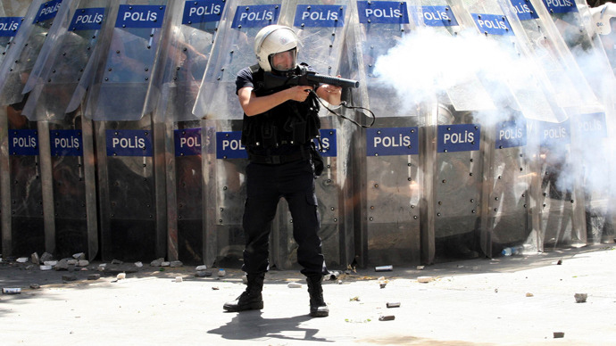 Demonstrators clash with police during a protest against Turkey's Prime Minister Tayyip Erdogan and his ruling Justice and Development Party (AKP) in central Ankara on June 1, 2013 (AFP Photo / Adem Altan)