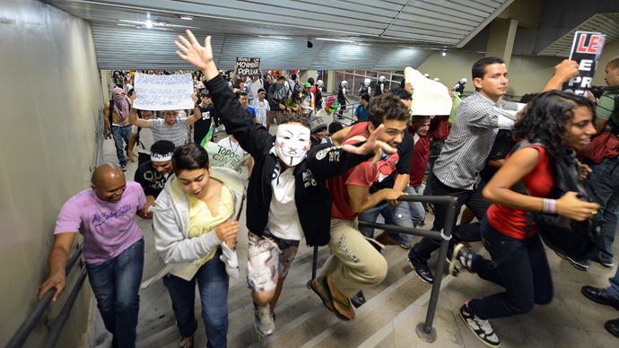 Students invade a subway station during a protest calling for a public transport free pass in the Federal District, on June 19, 2013 in Brasilia (AFP Photo / Evaristo Sa)