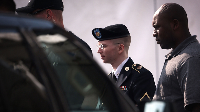 U.S. Army Private First Class Bradley Manning (C) (AFP Photo)