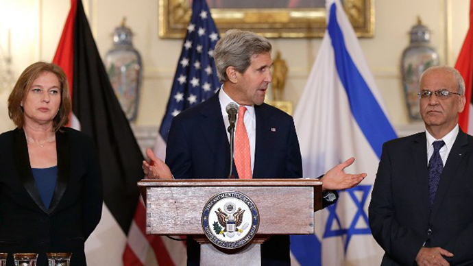 U.S. Secretary of State John Kerry (C) makes a statement with Israeli Justice Minister Tzipi Livni (L) and Palestinian chief negotiator Saeb Erekat (R) during a press conference on the Middle East Peace Process Talks at the Department of State on July 30, 2013 in Washington, DC. (AFP Photo / Win Mcnamee)