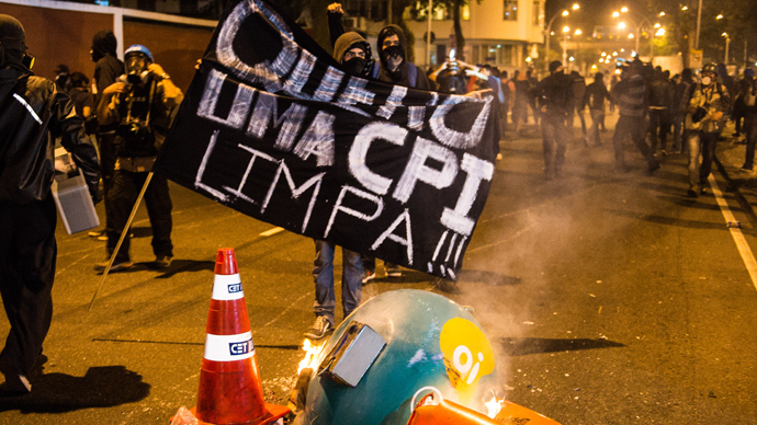 Demonstrators demanding the resignation of Rio de Janeiro's Governor Sergio Cabral, accused of corruption and arrogance, clash with police forces in front of the Guanabara Palace in Rio, Brazil, on August 12, 2013 (AFP Photo / Yasuyoshi Chiba)