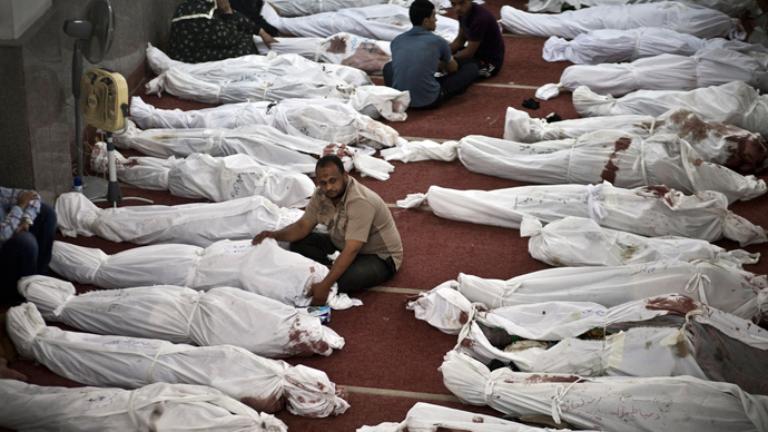 Egyptians mourn over bodies wrapped in shrouds at a mosque in Cairo on August 15, 2013 (AFP Photo / Mahmoud Khaled)