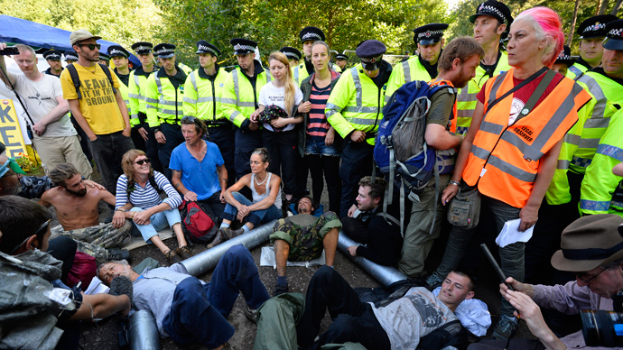 Demonstrators lock themselves together during a protest outside a drill site run by Cuadrilla Resources, near Balcombe in southern England August 19, 2013 (Reuters / Paul Hackett)
